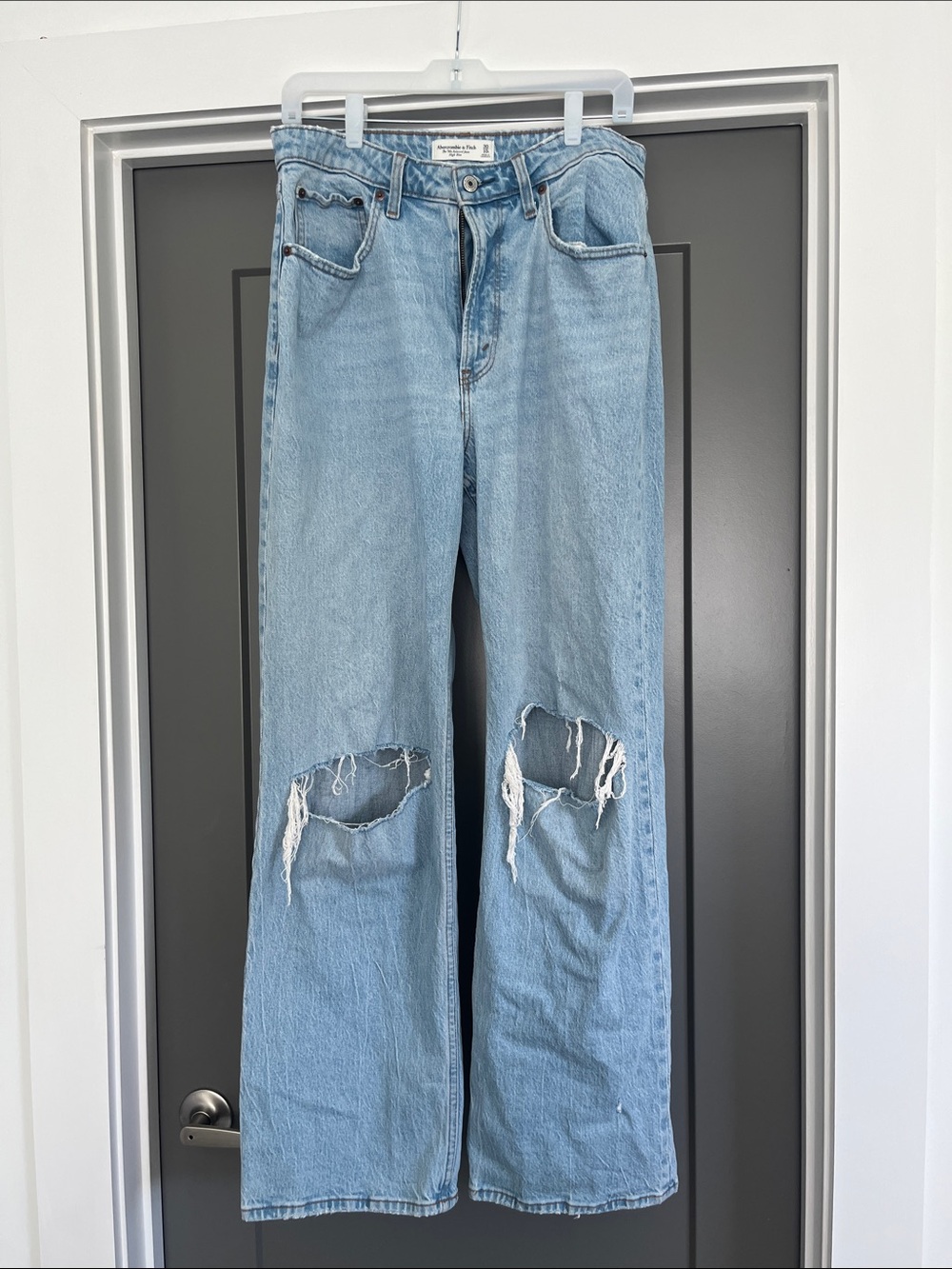 Abercrombie & Fitch Curve Love ‘90s Relaxed High-Rise Ripped Jeans - Light Blue👖